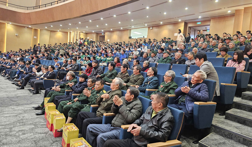 Đại diện các gia đình chính sách, hộ nghèo, công nhân lao động có hoàn cảnh khó khăn và cán bộ, chiến sĩ lực lượng vũ trang tỉnh Lào Cai dự cuộc gặp.