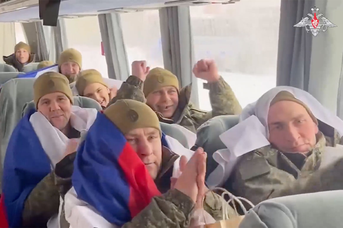 Tù binh Nga trở về trong ngày 5.2, sau vòng đàm phán ba bên thứ hai giữa Nga, Ukraina và Mỹ tại Abu Dabi. Ảnh: Bộ Quốc phòng Nga