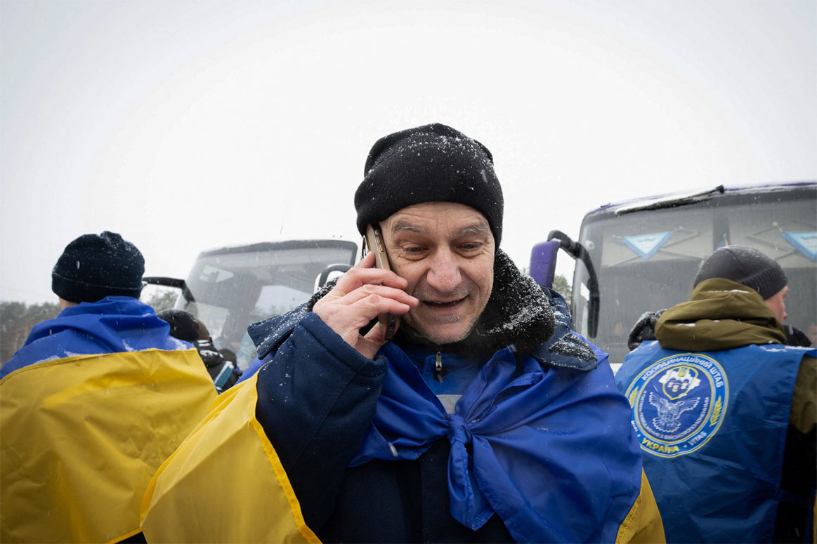Prisioneros de guerra ucranianos regresan el 5 de febrero, después de la segunda ronda de conversaciones trilaterales entre Rusia, Ucrania y Estados Unidos en Abu Dabi. Foto: AFP