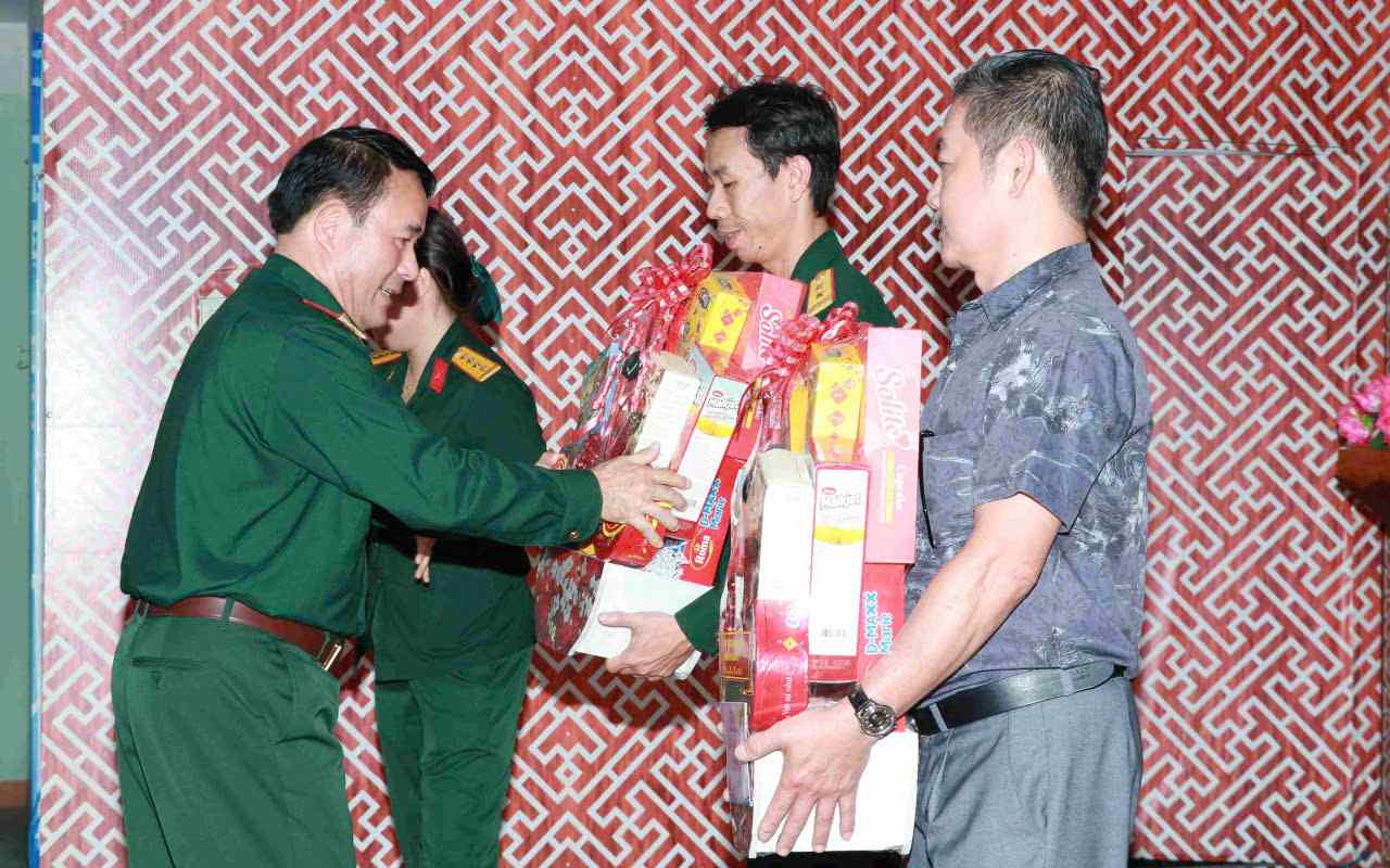 Leaders of Military Region 5 Command and affiliated agencies and units organized visits and gifts to people in the stationed area during Tet. Photo: Quang Hung
