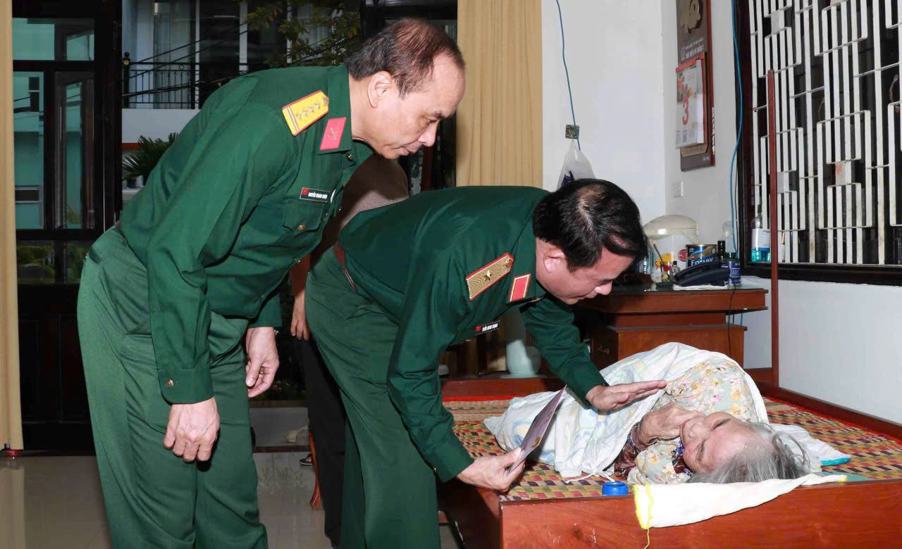  Lãnh đạo Bộ Tư lệnh Quân khu 5 thăm, tặng quà nhân dân trên địa bàn đóng quân dịp Tết. Ảnh: Quang Hùng 