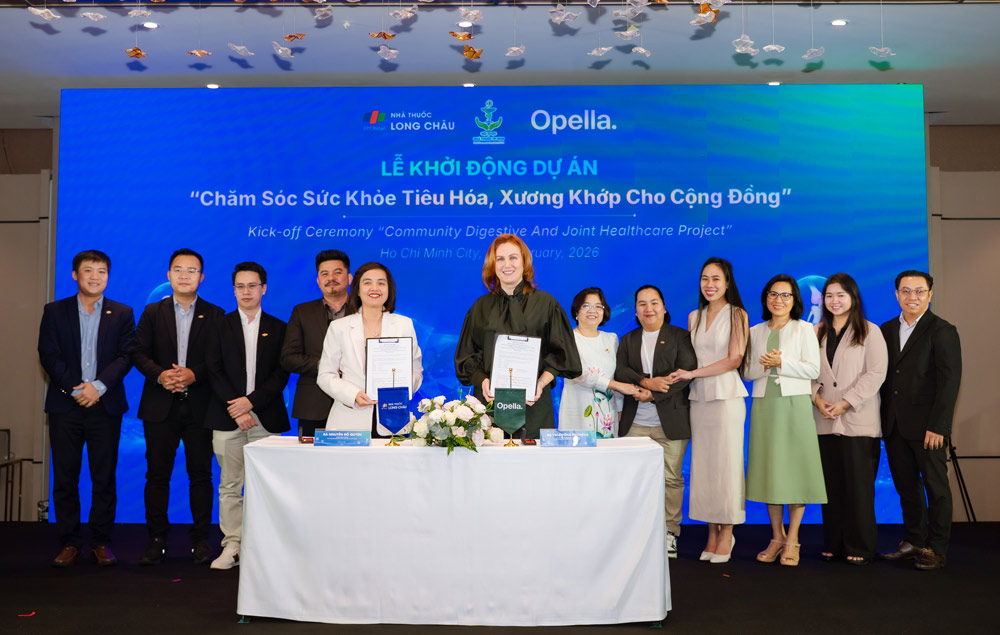 Opella and Long Chau sign a Memorandum of Understanding on cooperation to improve digestive and joint health for the community. Photo: Provided by DN