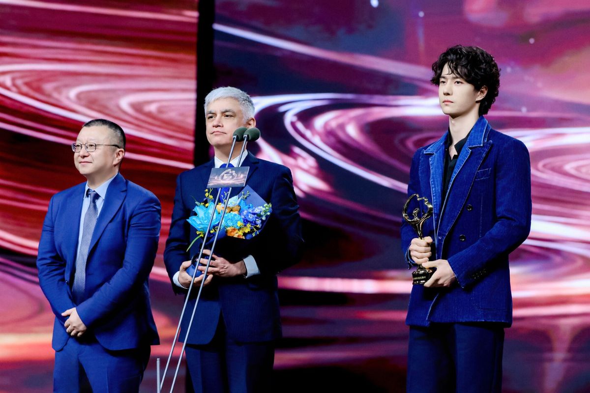 Vương Nhất Bác recibe el premio "Película documental del año". Foto: Xinhua