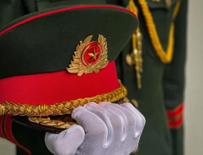 El coronel del ejército fallecido será informado, publicando noticias tristes en la página 8 del Periódico del Ejército Popular. Foto: H.Vinh