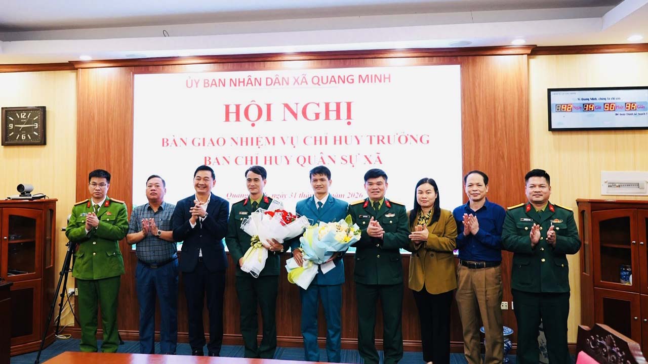 Lieutenant Colonel Nguyen The Hiep (4th from the left) receives the task of Commander of Quang Minh Commune Military Command (Hanoi). Photo: Quang Minh Commune E-Portal
