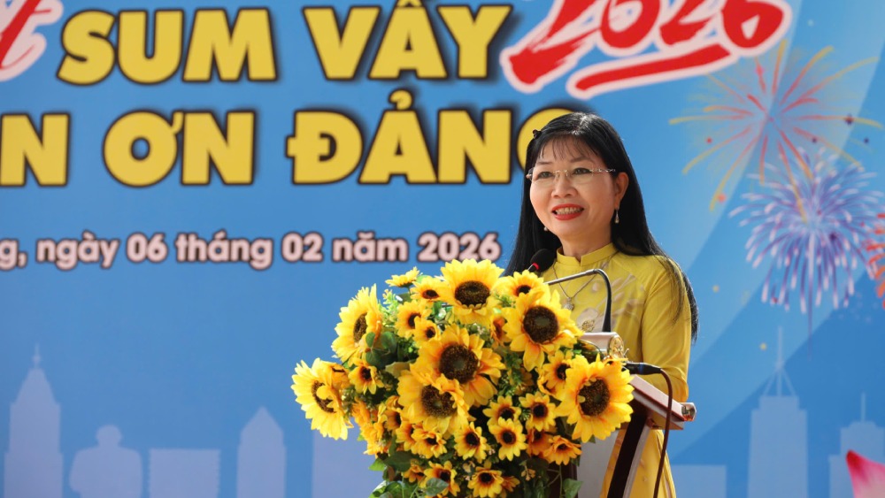 Bà Trần Thị Thanh Hương, Phó Bí thư Tỉnh ủy, Trưởng Đoàn đại biểu Quốc hội tỉnh, Chủ tịch Ủy ban MTTQ Việt Nam tỉnh An Giang phát biểu. Ảnh: LĐLĐ An Giang