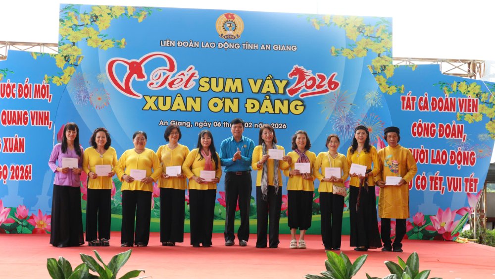 Ông Đỗ Trần Thịnh, Chủ tịch LĐLĐ tỉnh trao giải Hội thi gói bánh tét. Ảnh: LĐLĐ An Giang