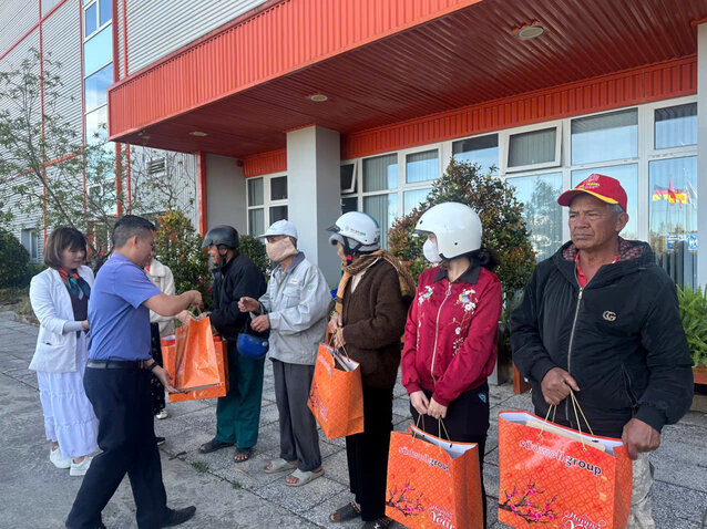 Công đoàn cùng Ban Giám đốc Công ty TNHH Sợi Đà Lạt tặng quà, mang tết đến đầy đủ hơn cho đoàn viên, người lao động. Ảnh: Viết Hưng