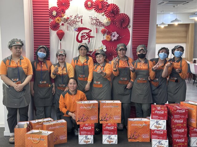 The Trade Union and the Board of Directors of Da Lat Yarn Co., Ltd. give gifts, bringing a more complete Tet to union members and workers. Photo: Viet Hung