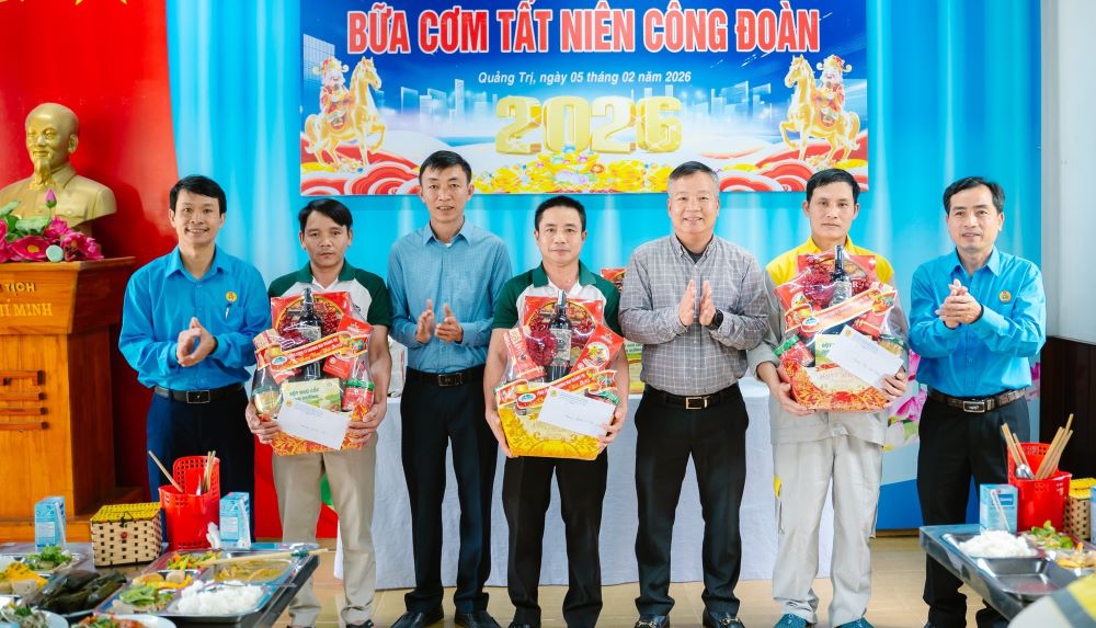At the Trade Union Meal organized by the Trade Union of Cam Lo Rubber Processing Plant, workers were given Tet gifts. Photo: Sepon Group