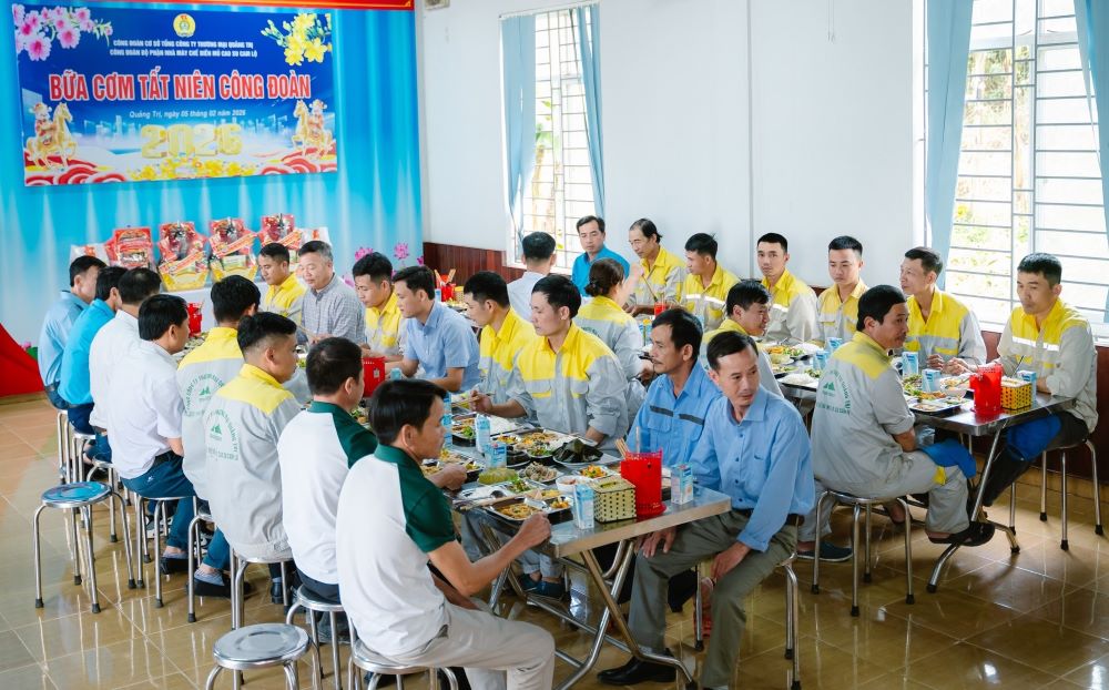 Bữa cơm Công đoàn ấm áp do Công đoàn bộ phận Nhà máy chế biến mủ cao su Cam Lộ tổ chức. Ảnh: Sepon Group