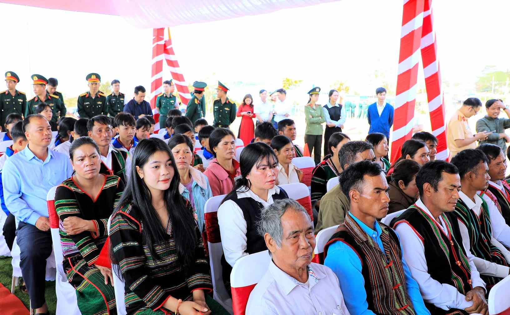 Người dân xã biên giới Đức Lập dự chương trình Xuân Chiến sĩ. Ảnh: Lê Phước 