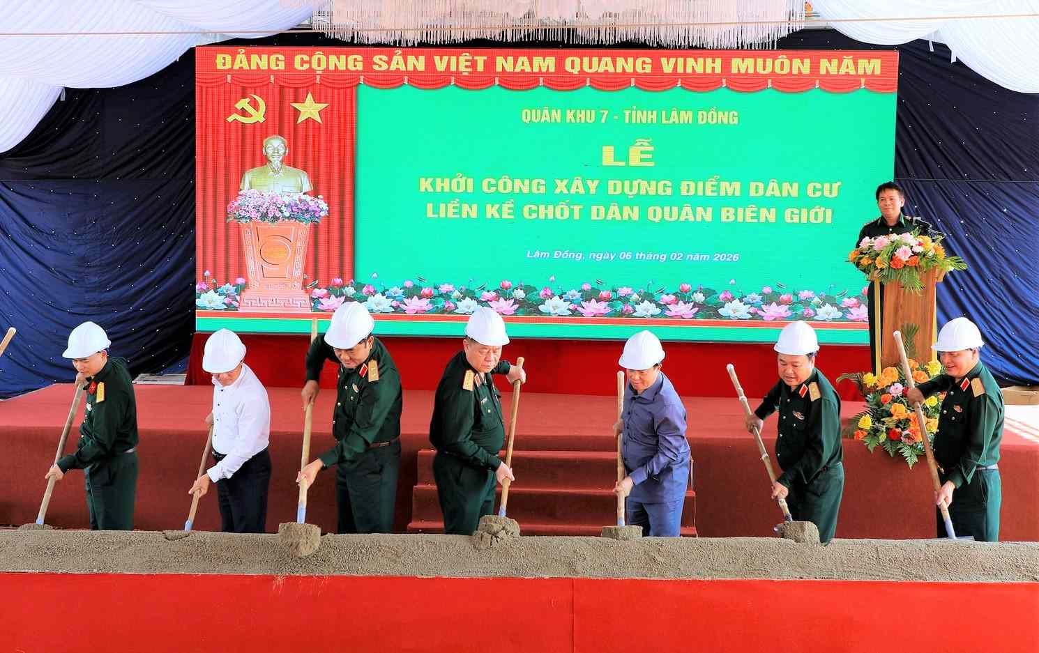 Đại tướng Nguyễn Trọng Nghĩa cùng Các đại biểu thực hiện nghi thức khởi công điểm dân cư liền kề chốt quân dân biên giới xã Quảng Trực. Ảnh: Hải Đường 