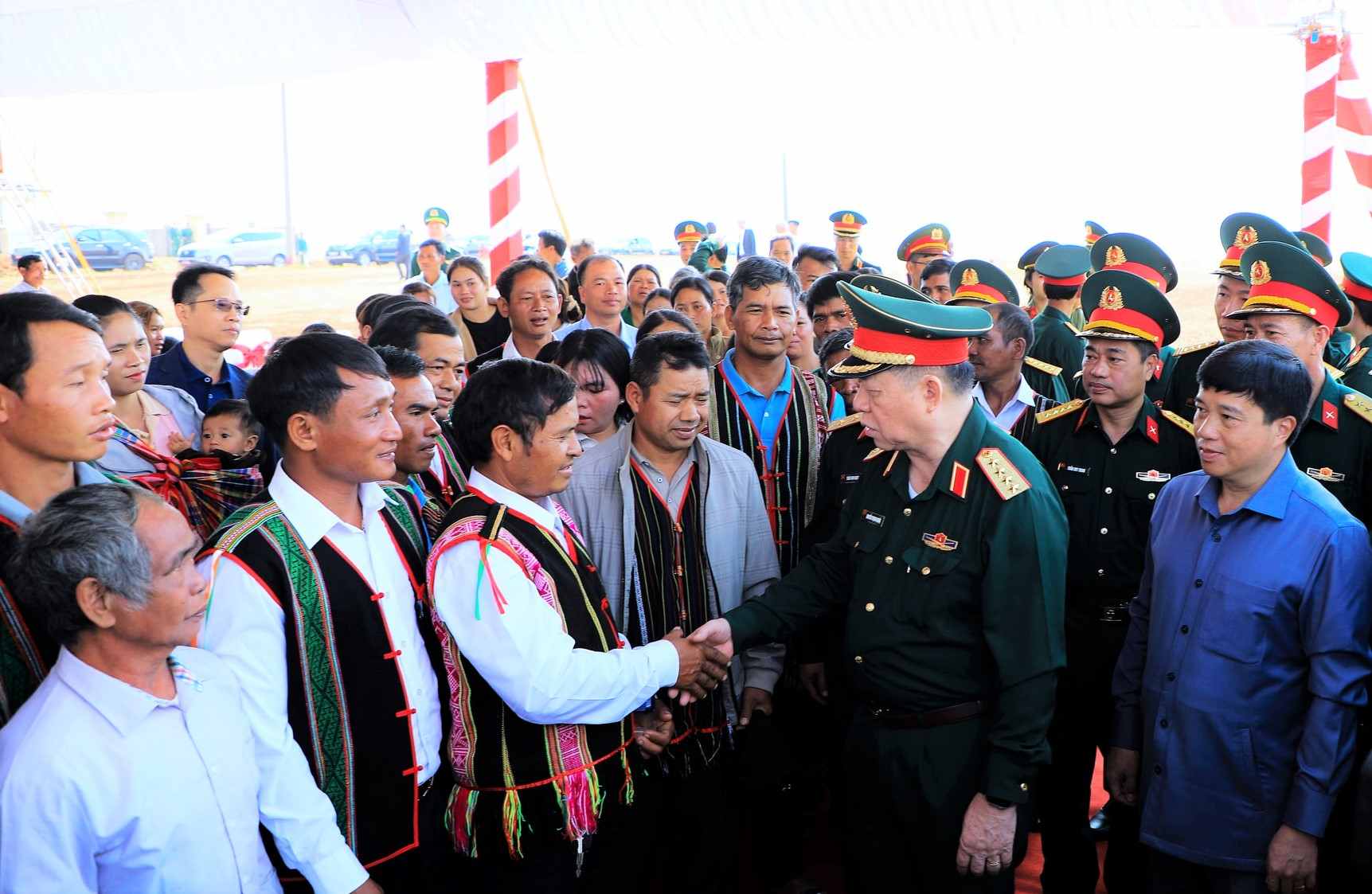 General Nguyen Trong Nghia cordially inquired, encouraged and sent Tet greetings to ethnic minorities in Quang Truc commune. Photo: Le Phuoc