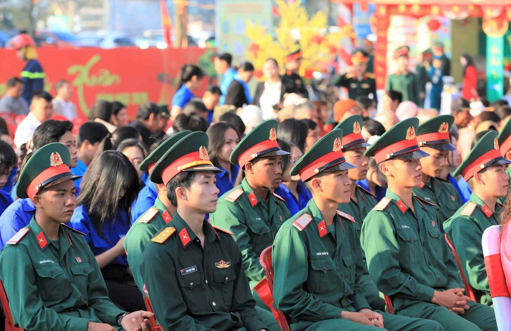 Cán bộ, chiến sĩ Bộ Chỉ huy Quân sự tỉnh Lâm Đồng dự chương trình Xuân Chiến sĩ. Ảnh: Lê Phước 