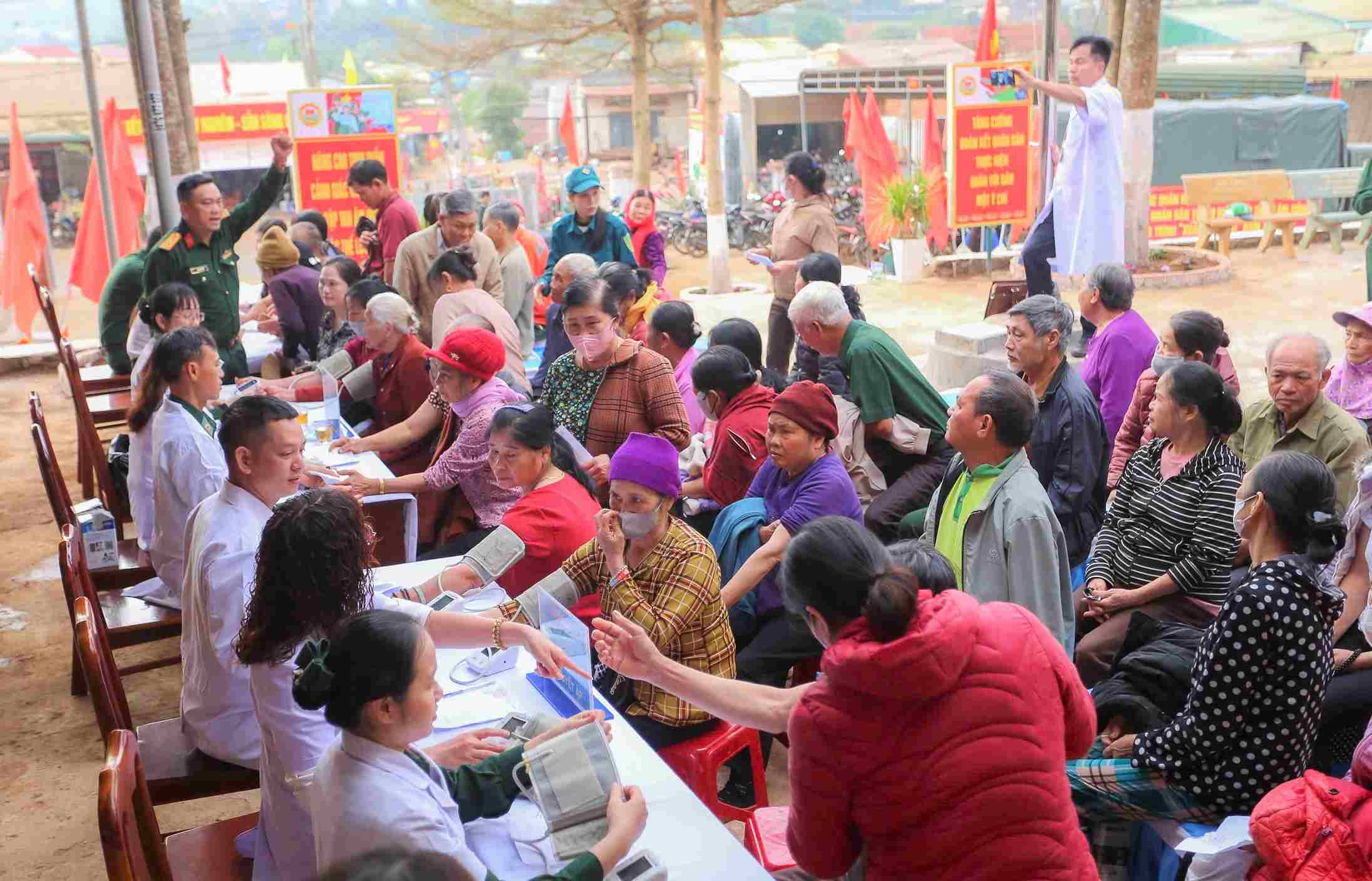 Chương trình Xuân Chiến sĩ tổ chức khám bệnh, phát thuốc cho người dân xã