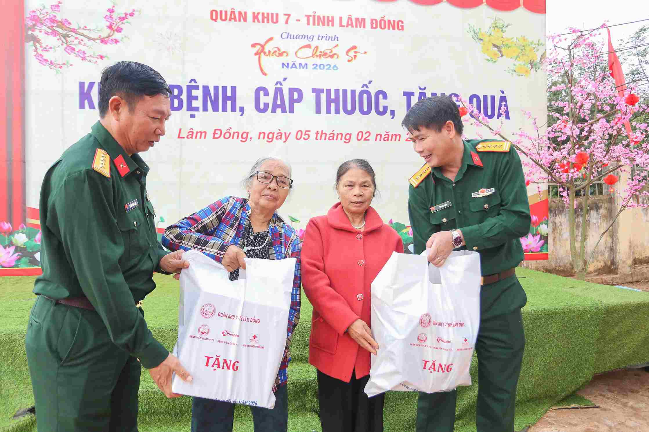 Chương trình Xuân Chiến sĩ tặng quà cho người dân xã Đức Lập. Ảnh: Hải Đường 