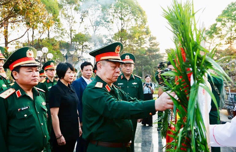 Đại tướng Nguyễn Trọng Nghĩa cùng các đại biểu dâng hương, dâng hoa tại Nghĩa trang Liệt sĩ xã Đức Lập. Ảnh: Nguyễn Giang 