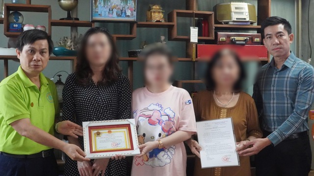 The family of the organ donor receives the Medal "For People's Health" posthumously awarded by the Ministry of Health to the organ donor. Photo: Mai Anh