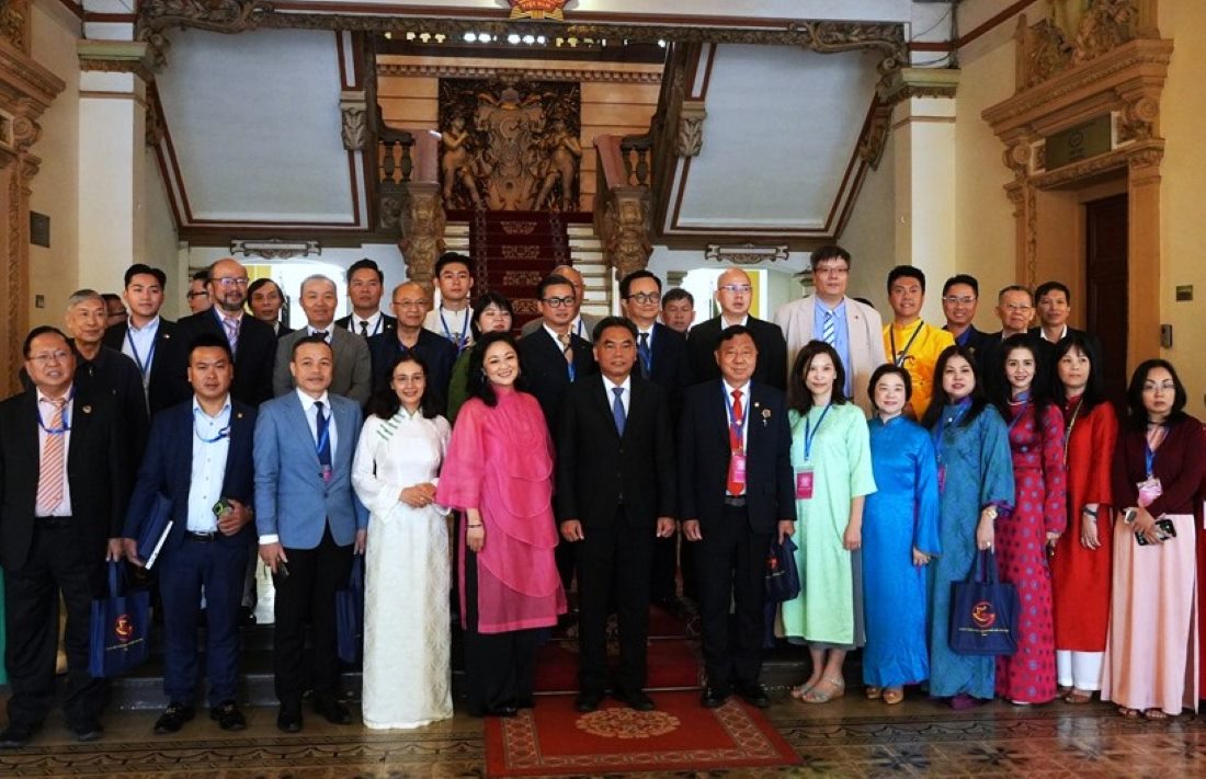 Los líderes de la ciudad de Ho Chi Minh junto con los delegados y vietnamitas en el extranjero se toman fotos de recuerdo. Foto: Minh Thu