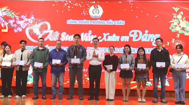 Phường Hải Châu hỗ trợ Tết cho gần 300 đoàn viên và người lao động. Ảnh: Nguyễn Linh