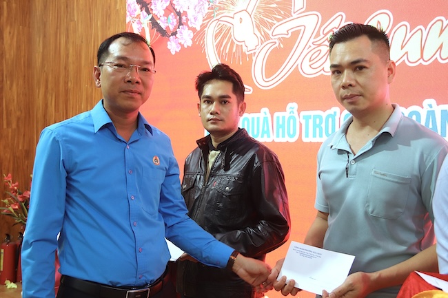 Nearly 300 Hai Chau ward workers receive support from the Trade Union organization. Photo: Nguyen Linh