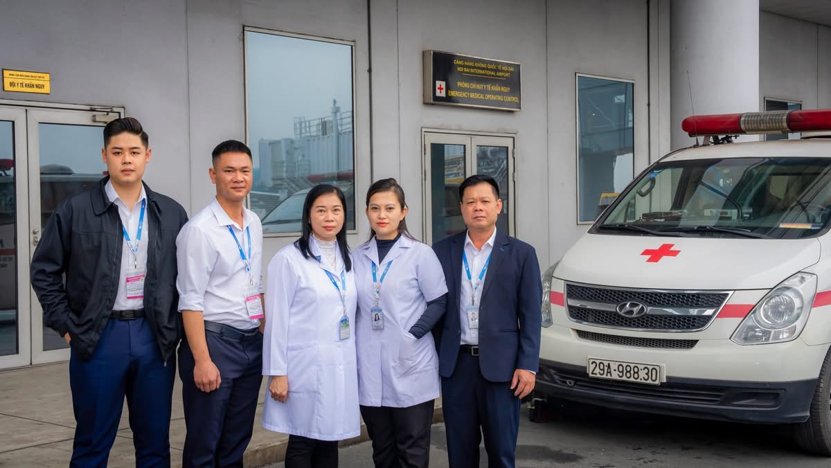 White-shirted angels - Emergency medical team at Noi Bai International Airport. Photo: NIA