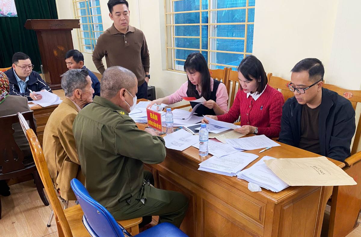 Phường Hồng An chi trả tiền bồi thường thực hiện Dự án đầu tư xây dựng và kinh doanh kết cấu hạ tầng KCN Nomura - Hải Phòng (giai đoạn 2) - Đợt 7. Ảnh: Cổng TTĐT Hải Phòng