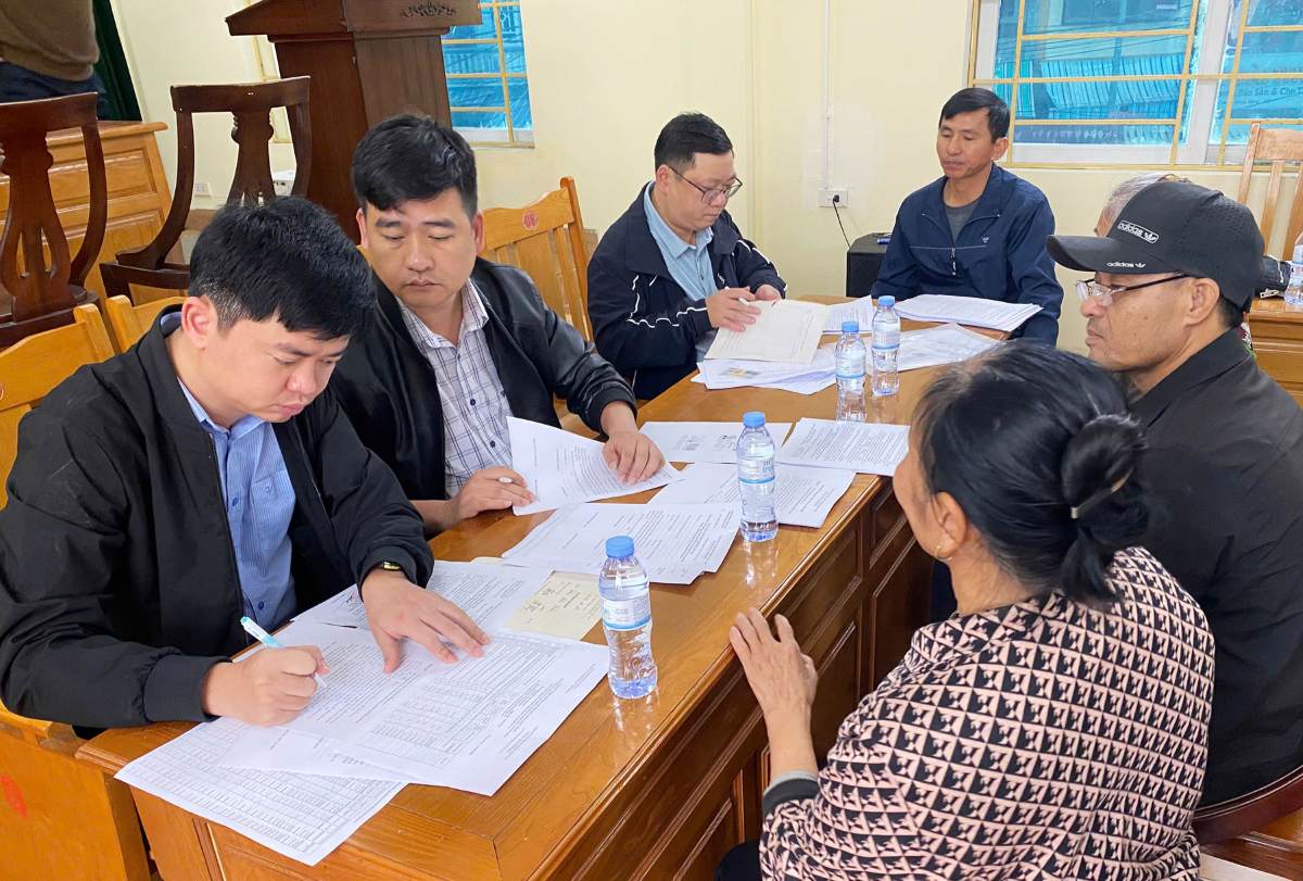 Hong An ward pays to households whose land is recovered. Photo: Hai Phong e-Portal