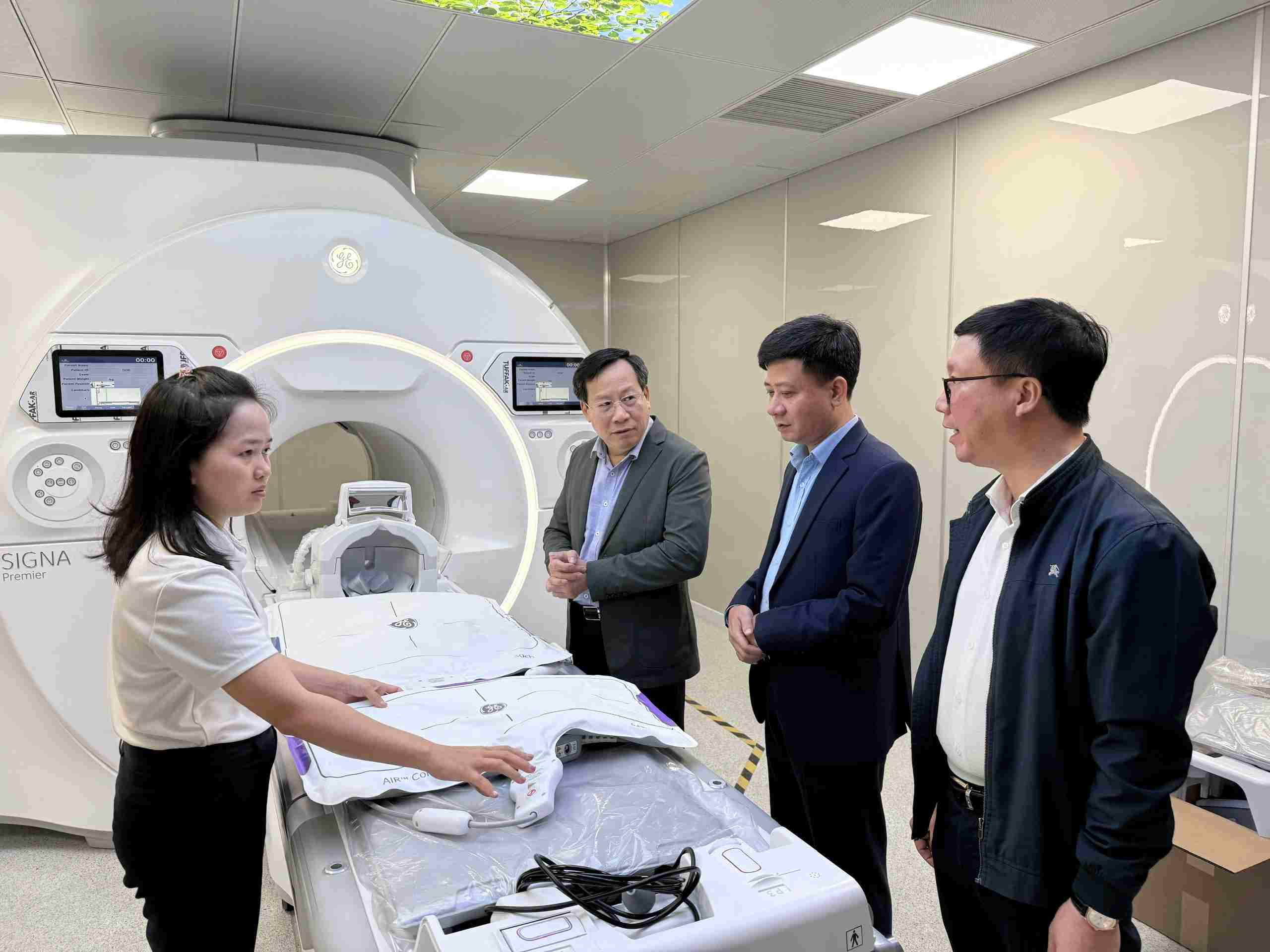 레득루언 보건부 차관이 백마이 병원 제2기지 프로젝트 진행 상황을 현장 점검하고 있습니다. 사진: 태안