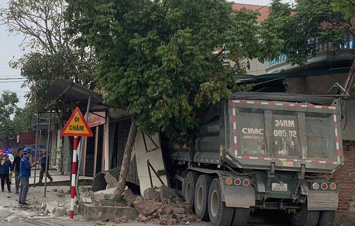 Traffic accident in Nam An Phu commune, Hai Phong city, two cars damaged. Photo: People