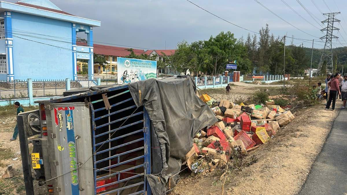 Xe tải lật trước trường học. Ảnh: Duy Tuấn 