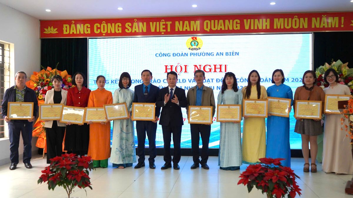 Đại diện lãnh đạo LĐLĐ TP Hải Phòng trao bằng khen tặng tập thể, cá nhân có thành tích xuất sắc năm 2025. Ảnh: Mai Dung