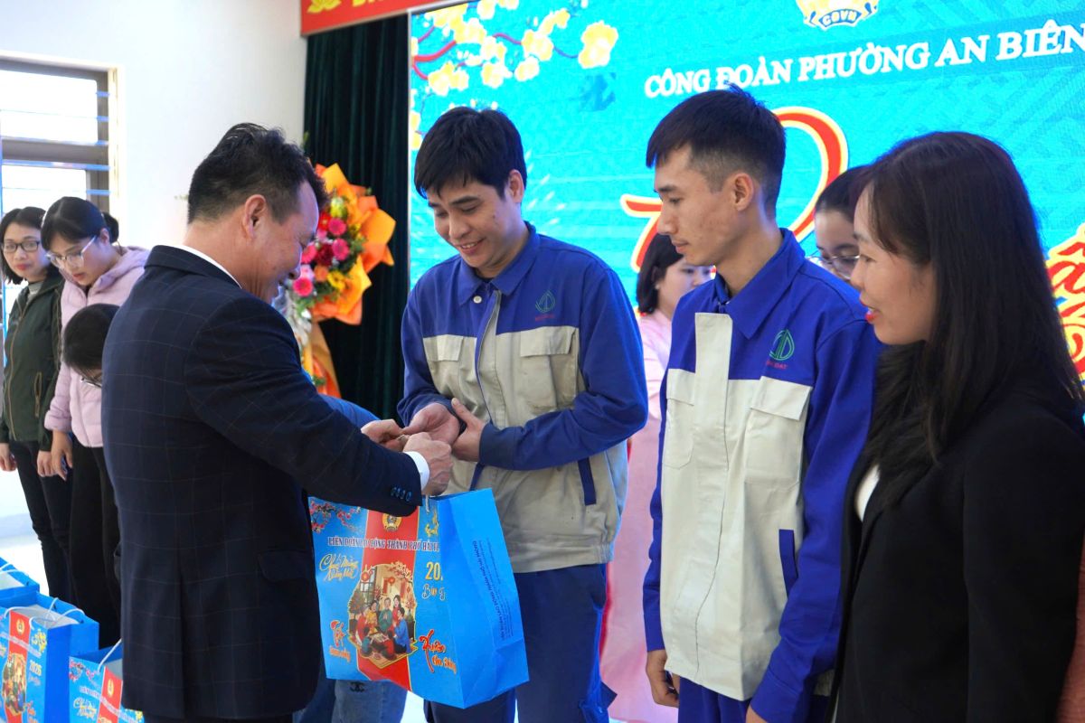 Đại diện lãnh đạo LĐLĐ TP Hải Phòng trao quà Tết tặng đoàn viên, người lao động. Ảnh: Mai Dung