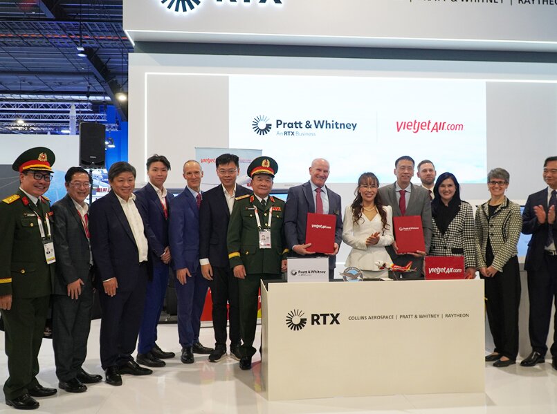 Thượng tướng Hoàng Xuân Chiến cùng các đại biểu chứng kiến lễ công bố thỏa thuận đặt hàng. Ảnh: Bộ Quốc phòng  