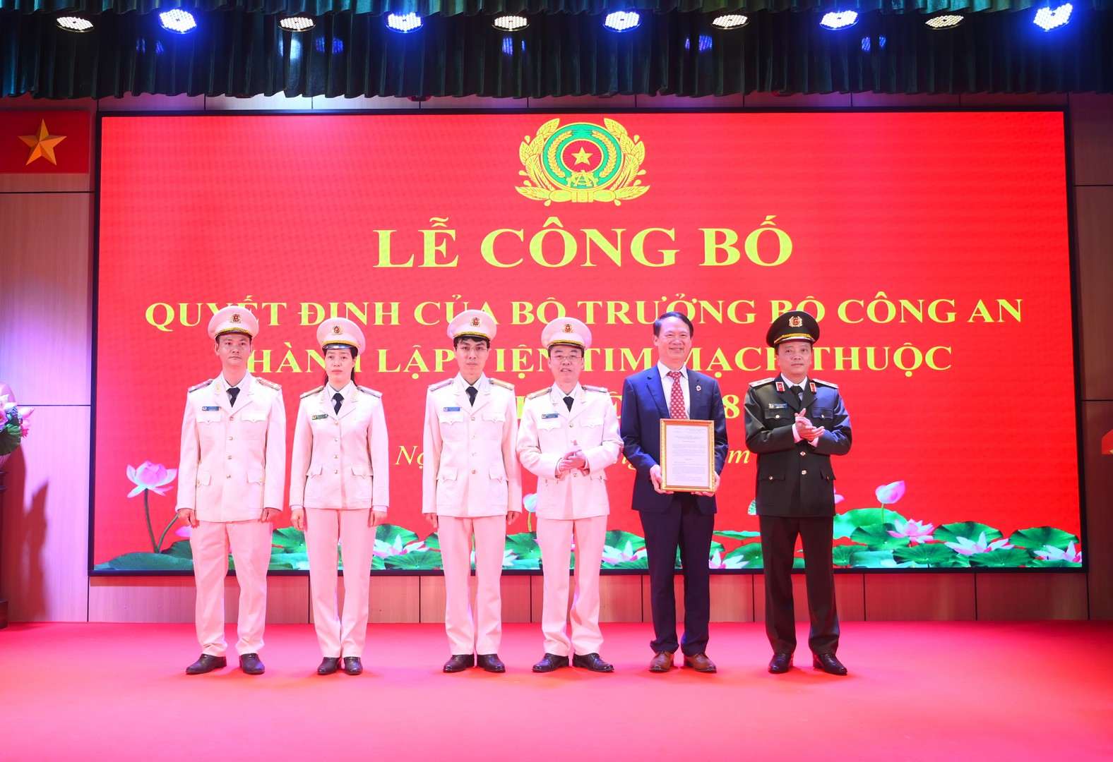 Deputy Minister Dang Hong Duc presents the Decision of the Minister of Public Security on the establishment of the Institute of Cardiology under Hospital 19-8. Photo: Ministry of Public Security