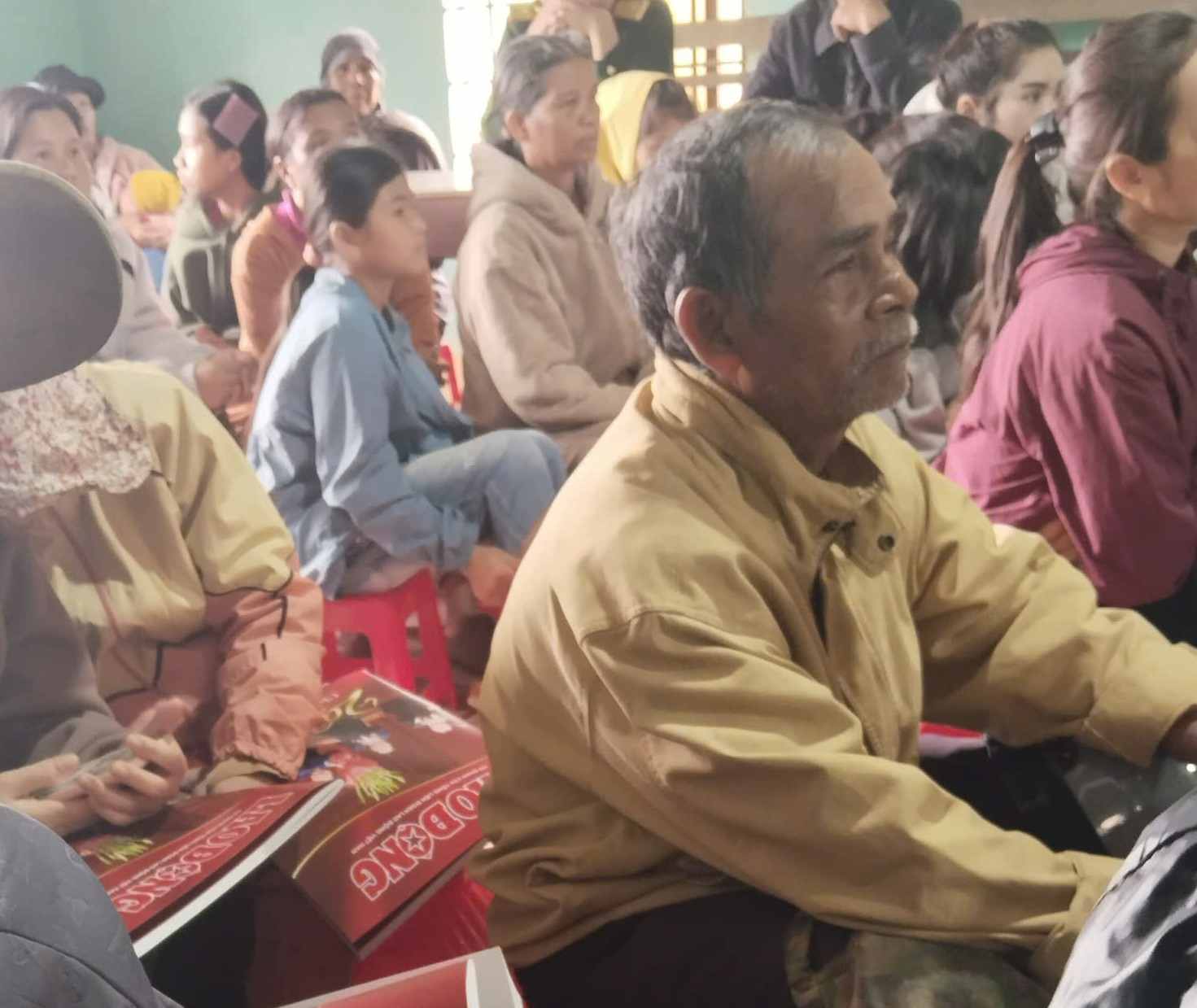 Ấn phẩm đặc biệt đang lại giá trị tinh thần lớn cho bà con trong xã. Ảnh: Long Trung