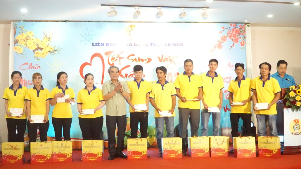 Mr. Duong Thanh Binh - former Member of the Party Central Committee, Member of the National Assembly Standing Committee, Chairman of the National Assembly's Committee for Petitions and Supervision - presents gifts to workers in Ca Mau. Photo: Nhat Ho