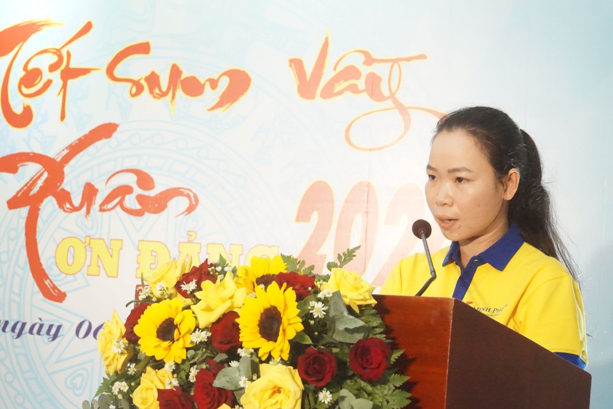 Chị Nguyễn Thị Thảo Nguyên, đoàn viên CĐCS Cty CP Tập đoàn Thủy sản Minh Phú cảm ơn sự quan tâm của tổ chức công đoàn trong công tác chăm lo đời sống  vật chất, tinh thần cho đoàn viên. Ảnh: Nhật Hồ. 