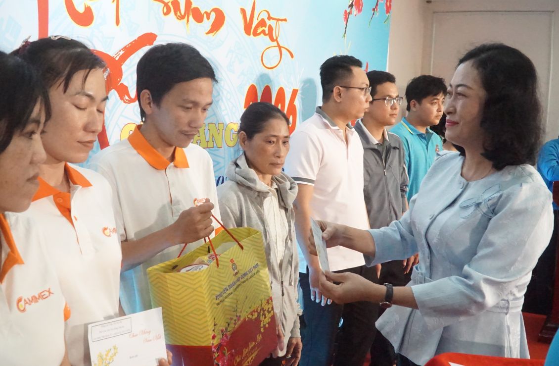 Bà Trần Thị Hoa Ry, Phó Chủ tịch Hội đồng dân tộc của Quốc hội phát quà cho công nhân tại chương trình ” Tết sum vầy - Xuân ơn Đảng” tại Cà Mau. Ảnh: Nhật Hồ.