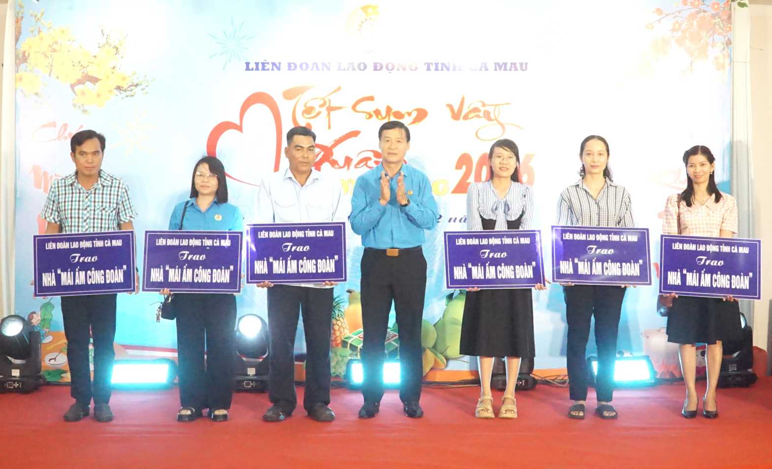 Tại chương trình, nhiều mái ấm công đoàn cũng được trao cho đoàn viên công đoàn khó khăn về nhà ở. Ảnh: Nhật Hồ.