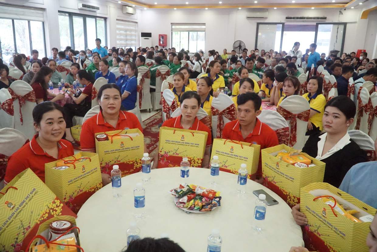 Đoàn viên công đoàn vui mừng nhận quà Tết tại chương trình. Ảnh: Nhật Hồ.