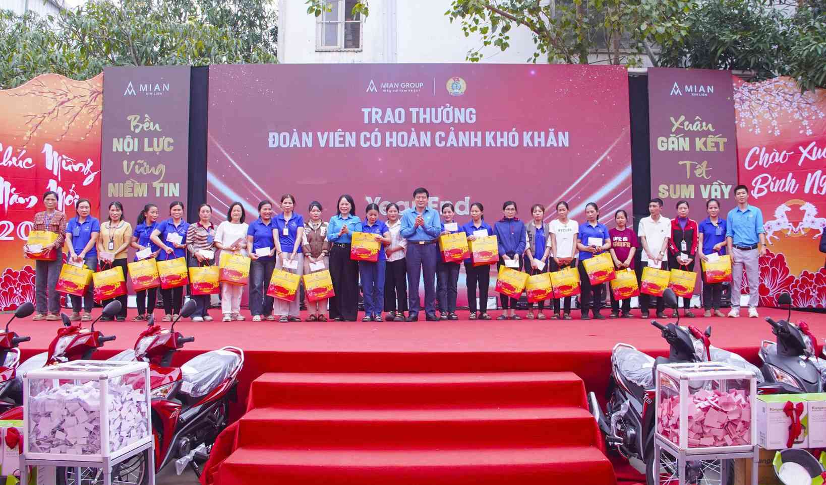 Chương trình trao quà cho công nhân lao động có hoàn cảnh khó khăn được tổ chức trang trọng, lan tỏa yêu thương và sự sẻ chia trước thềm năm mới. Ảnh: Duy Chương