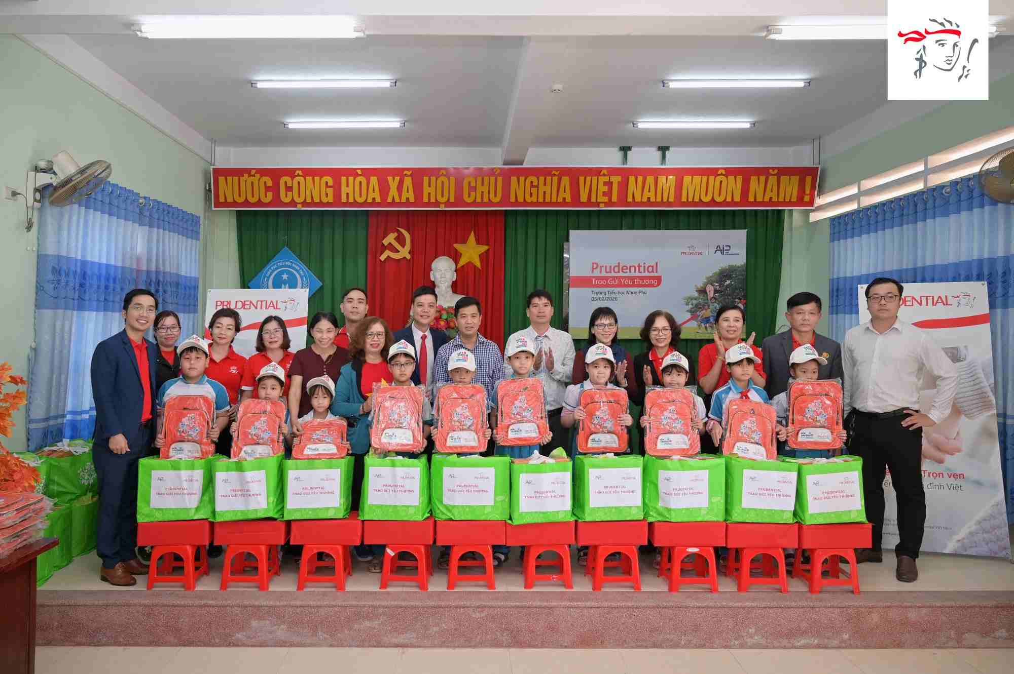 Đại điện Prudential Việt Nam cùng đối tác trao quà đến các em học sinh tại tỉnh Gia Lai ngày 05.02.2026 vừa qua.