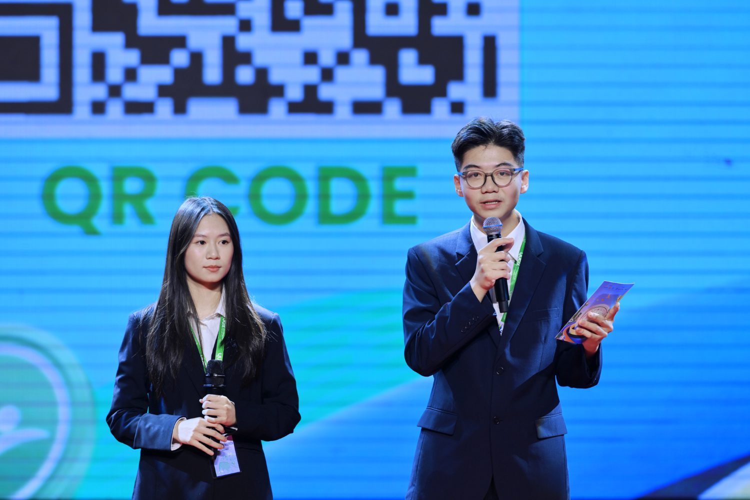 Ảnh 2. Đội Cropspiracy gồm Cao Khánh Nguyên và Hồ Đức Minh (THPT Nguyễn Siêu, Hà Nội) thể hiện năng lực tranh biện và tư duy tiệm cận chuẩn mực quốc tế qua phần thi của mình, từ đó xuất sắc giành Quán quân bảng Tiếng Anh Tiếng nói Xanh mùa 3.