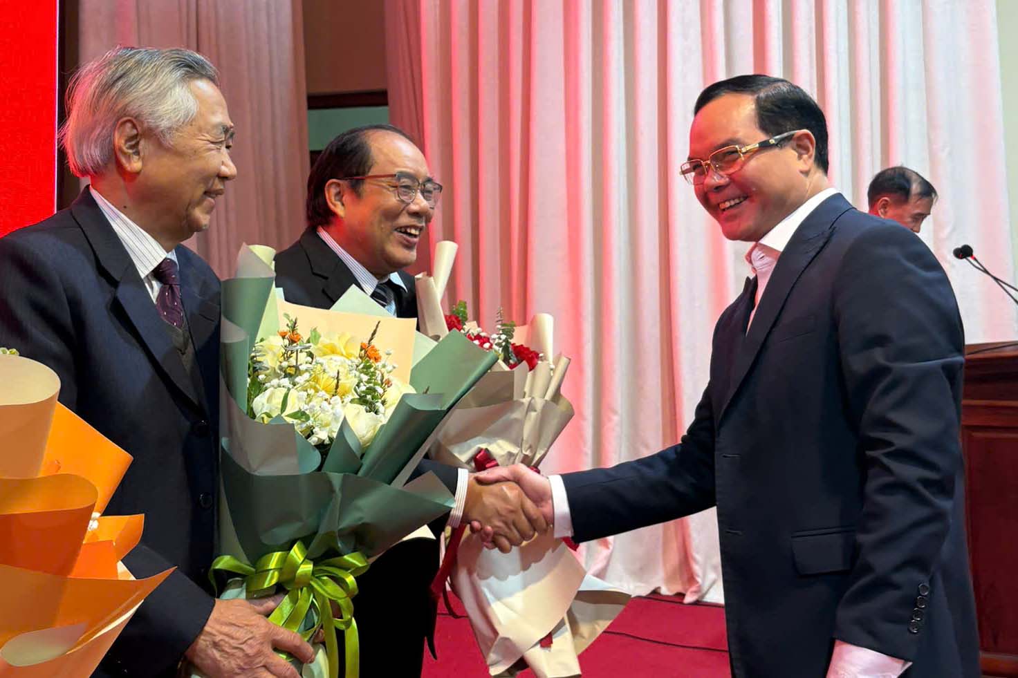 El Presidente de la Confederación General del Trabajo de Vietnam, Nguyen Dinh Khang, entrega flores para felicitar a los ex líderes y funcionarios jubilados con motivo de la Primavera Binh Ngo 2026. Foto: Van Nhi