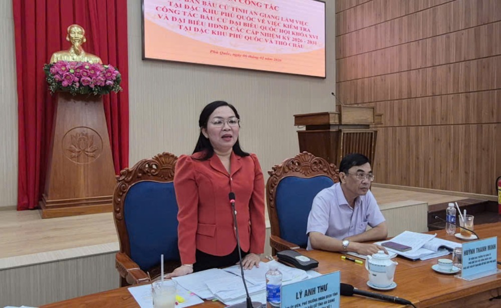 Bà Lý Anh Thư, Phó Trưởng Đoàn đại biểu Quốc hội tỉnh An Giang phát biểu. Ảnh: Khánh Vân