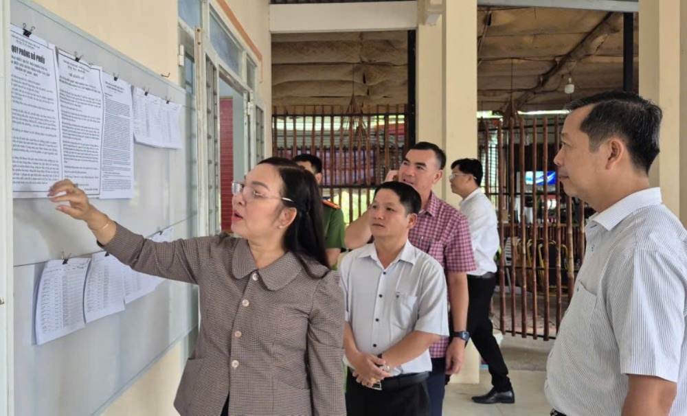 The election inspection team inspects the listing of voters in areas in the Phu Quoc special zone. Photo: Khanh Van
