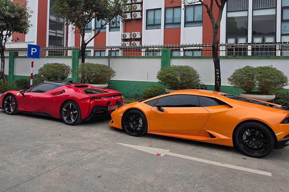 The pair of Ferrari SF90 Stradale supercars (red) and Lamborghini Huracan LP610-4 appeared simultaneously on a street in Hanoi. Photo: Hung Vu