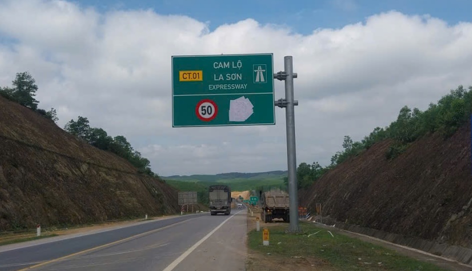 Strange traffic sign on Cam Lo - La Son expressway has been amended. Photo: Han Nguyen